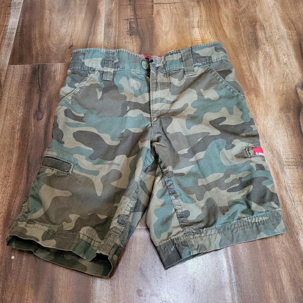4 regular camo Levi's shorts